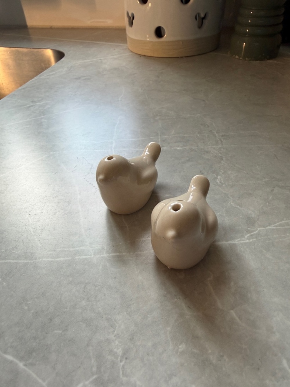 Bird salt and pepper shakers.
